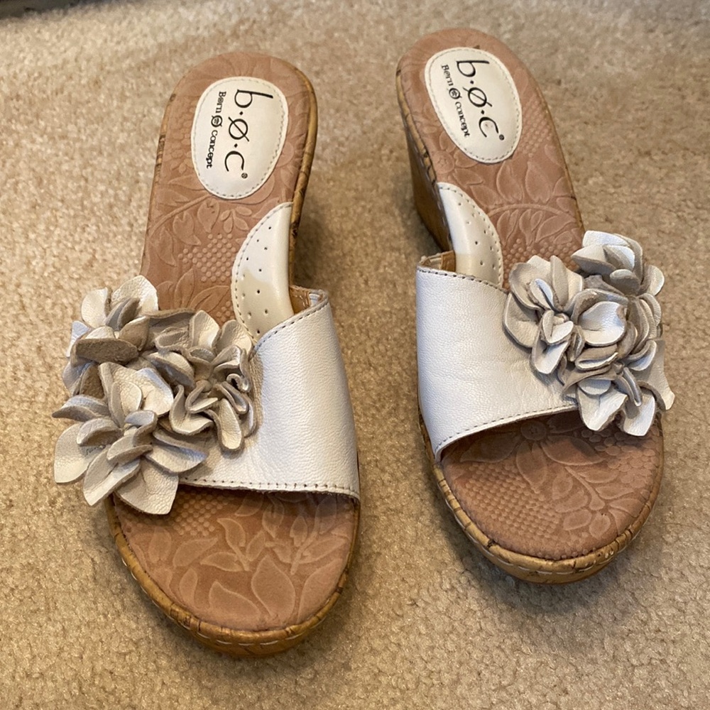 Born white leather flower wedges, 6